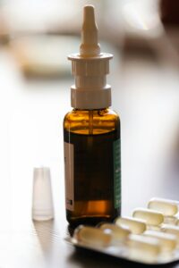 Jak długo można stosować spray do&nbsp;nosa – zasady bezpiecznego używania preparatów donosowych